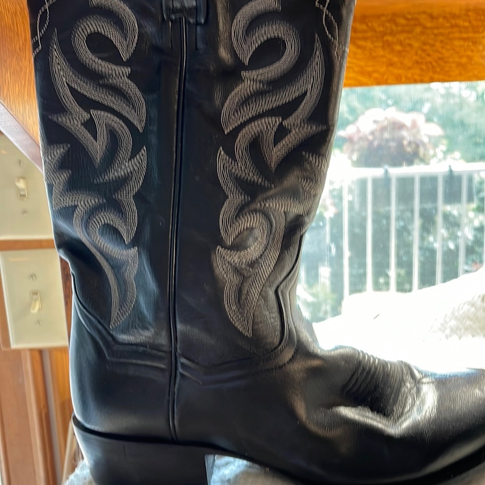Mens Dan Post size 10.5 black western style boots with white embroidery